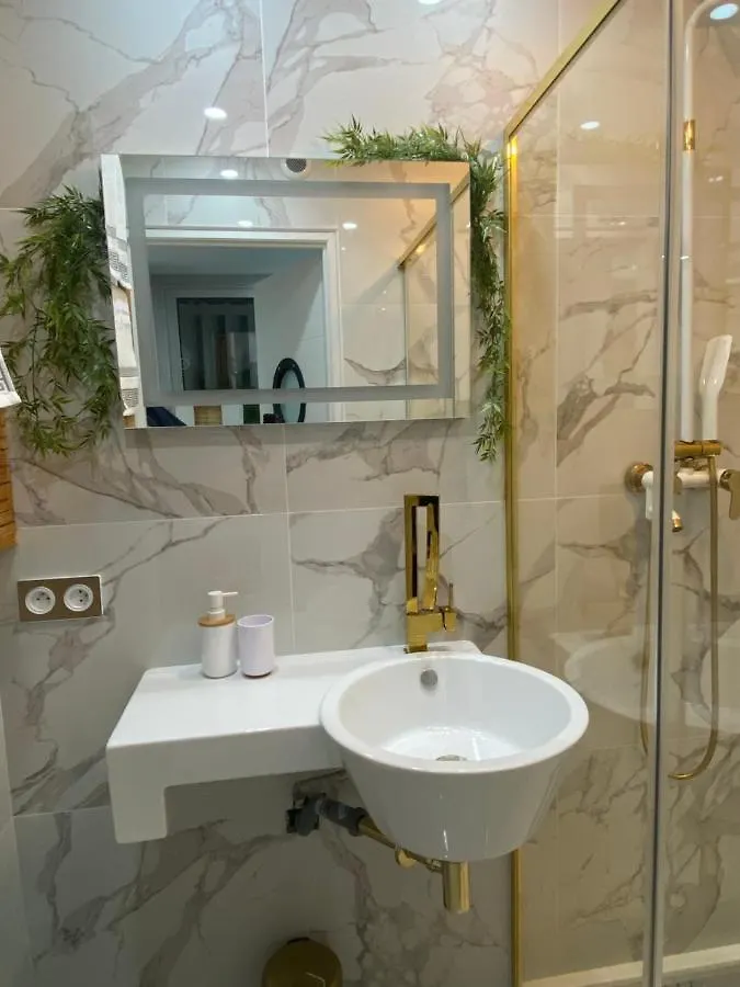 Studio Centre Ville Palais De La Mer 100M Port Et 300M Plage Sainte-Maxime Apartamento
